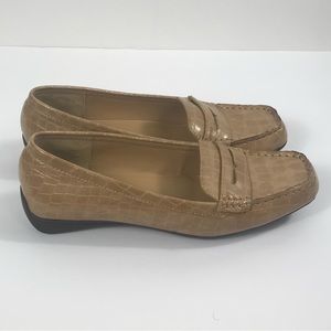 Chaps Women ‘s Size 9.5 B Tan Penny Loafer Slip On Shoes Faux Alligator Skin